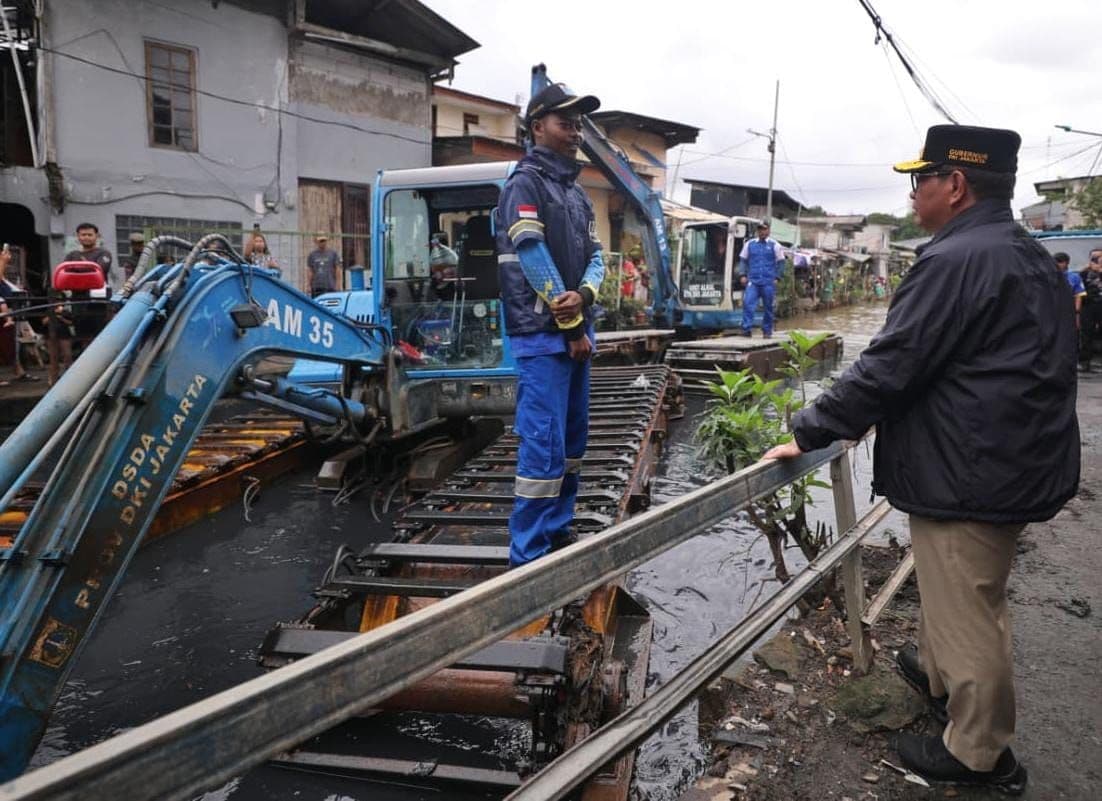 Tinjau Pengerukan Kali Cakung Lama Rawa Indah, Gubernur Pramono Targetkan Normalisasi Selesai Semua Akhir 2027