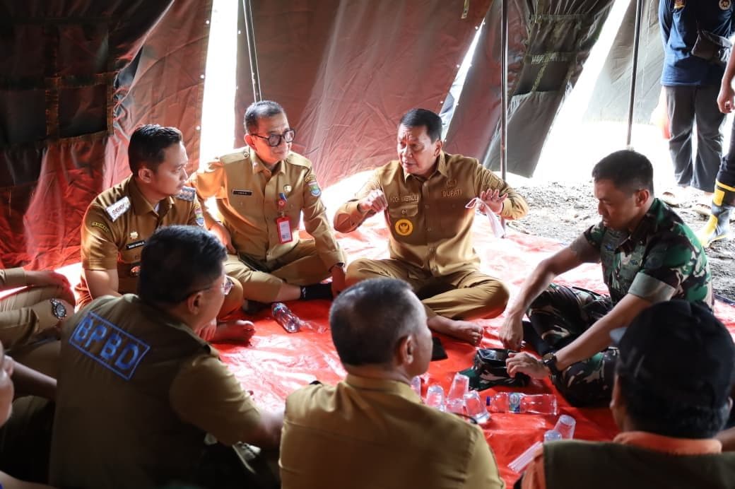 Tinjau Banjir di Desa Cirumpak Kronjo, Bupati Tangerang Bersama Forkopimda dan Dansatradar Rumuskan Penanganan Jangka Pendek di Tenda Pengungsian